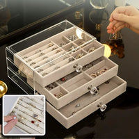 Boite a bijoux avec bijoux bagues et boucles